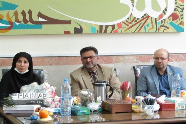بازدید مدیرکل و مؤلفان دفتر تالیف کتاب‌های فنی‌حرفه‌ای و کاردانش از هنرستان آسیه منطقه ۱۴
