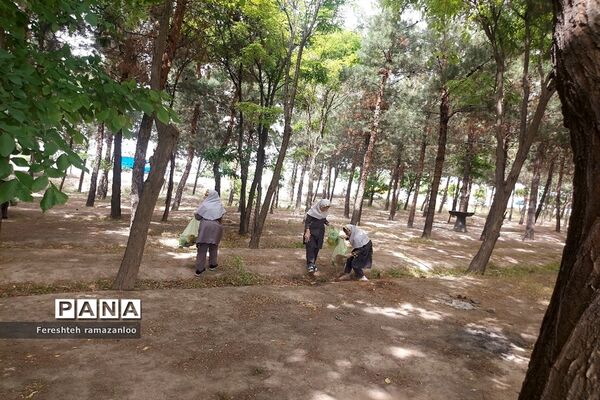 پاک‌سازی پارک جنگلی نصیرآباد توسط دانش‌آموزان مدرسه مزرعه