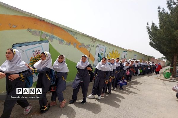 پاک‌سازی پارک جنگلی نصیرآباد توسط دانش‌آموزان مدرسه مزرعه