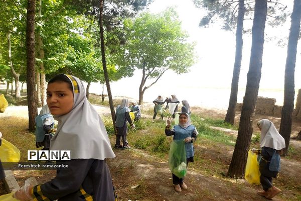 پاک‌سازی پارک جنگلی نصیرآباد توسط دانش‌آموزان مدرسه مزرعه