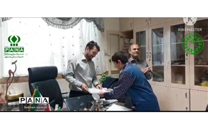 تقدیر اعضای شورای دانش‌آموزی دبستان مولوی از مدیر و معاونان آموزشگاه/فیلم