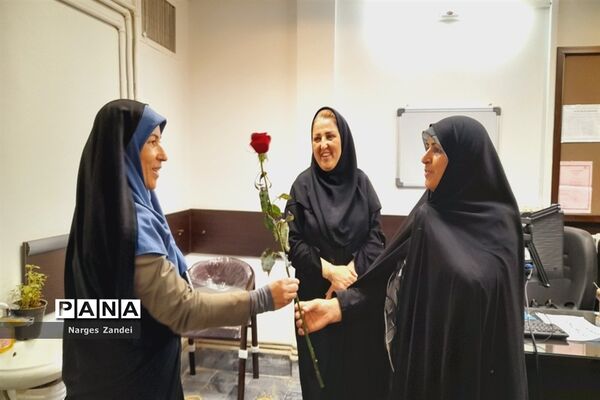 نمایشگاه دست سازه‌های مددجویان بهزیستی ملارد