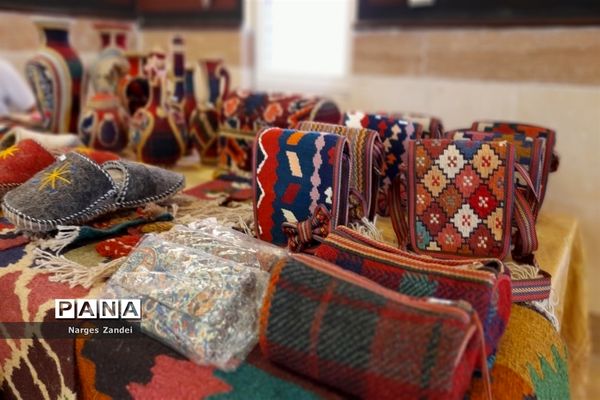 نمایشگاه دست سازه‌های مددجویان بهزیستی ملارد