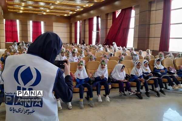 جشن الفبا دانش‌آموزان دبستان مهرآیین در بهارستان 2
