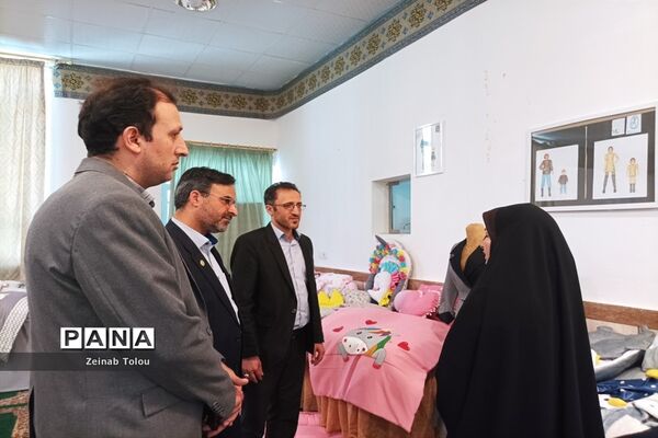 آیین افتتاحیه نمایشگاه تن پوش‌های اقوام ایرانی در هنرستان عترت