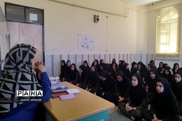نشست جایگاه دختران در ایران و اروپا در دبیرستان امیرالمومنین شهرستان خاتم