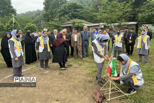 بازدید از غرفه‌های سالروز تاسیس سازمان دانش‌آموزی در گلستان