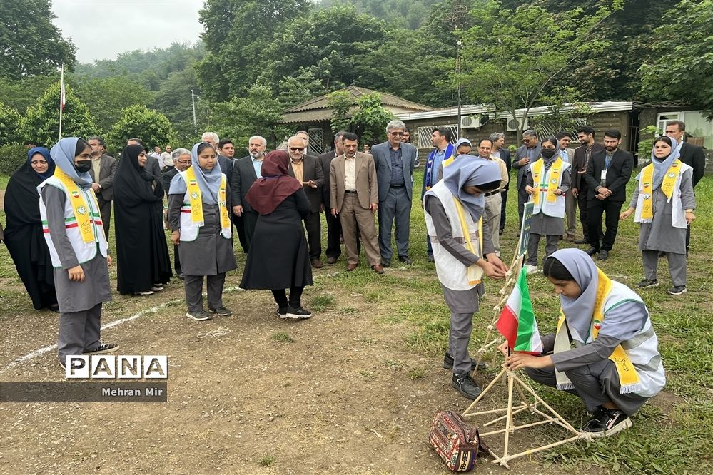 بازدید از غرفه‌های سالروز تاسیس سازمان دانش‌آموزی در گلستان