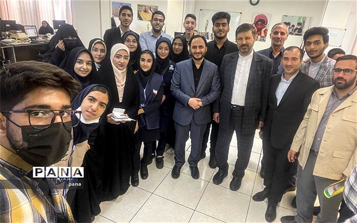 حضور سخنگوی دولت در خبرگزاری پانا و گفت‌وگوی صمیمانه با دانش‌آموز‌خبرنگاران