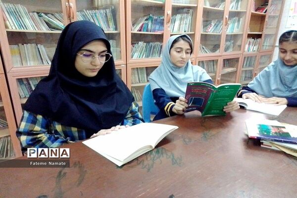 آخرین نشست کتاب خوان سال تحصیلی ۱۴۰۲-۱۴۰۱ در دبیرستان شایستگان ملارد