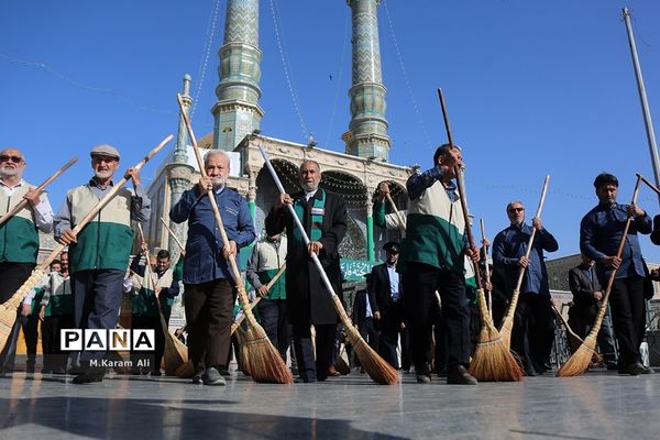 ِآیین جاروکشی حرم کریمه اهل بیت(س)