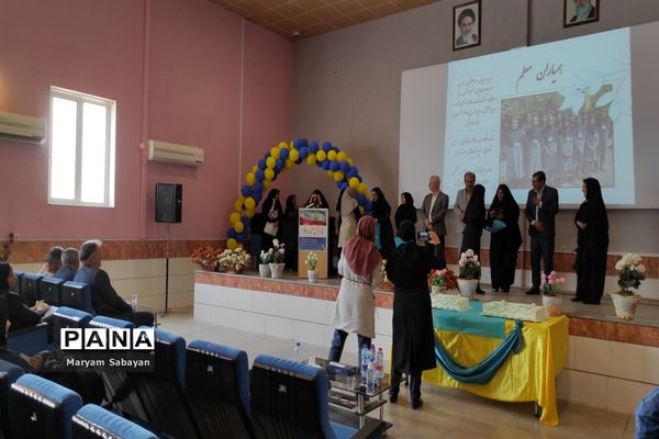 جشنواره همیار معلم ویژه دبیران و دانش‌آموزان مقطع دوره دوم متوسطه ناحیه ۳ شیراز