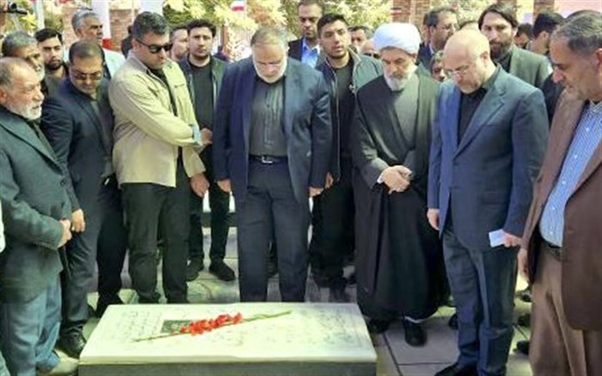 قالیباف به مقام شهدای شهرستان بوئین‌زهرا ادای احترام کرد