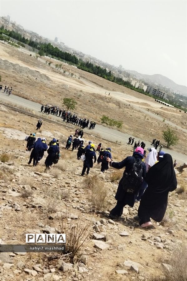 حضور‌ 700 دانش‌آموز ناحیه هفت مشهد مقدس در برنامه کوهپیمایی