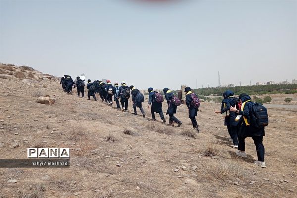حضور‌ 700 دانش‌آموز ناحیه هفت مشهد مقدس در برنامه کوهپیمایی