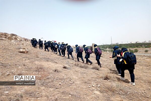 حضور‌ 700 دانش‌آموز ناحیه هفت مشهد مقدس در برنامه کوهپیمایی