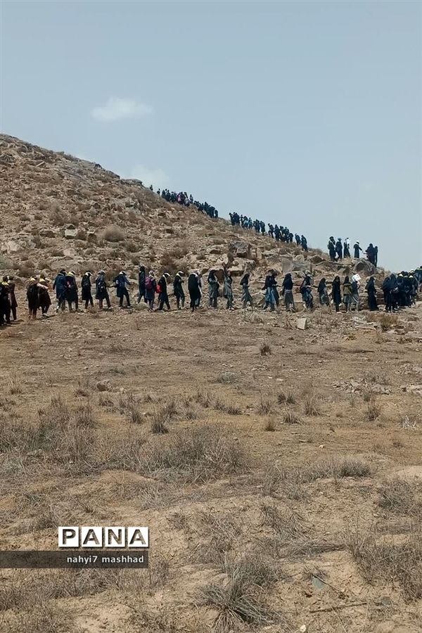 حضور‌ 700 دانش‌آموز ناحیه هفت مشهد مقدس در برنامه کوهپیمایی