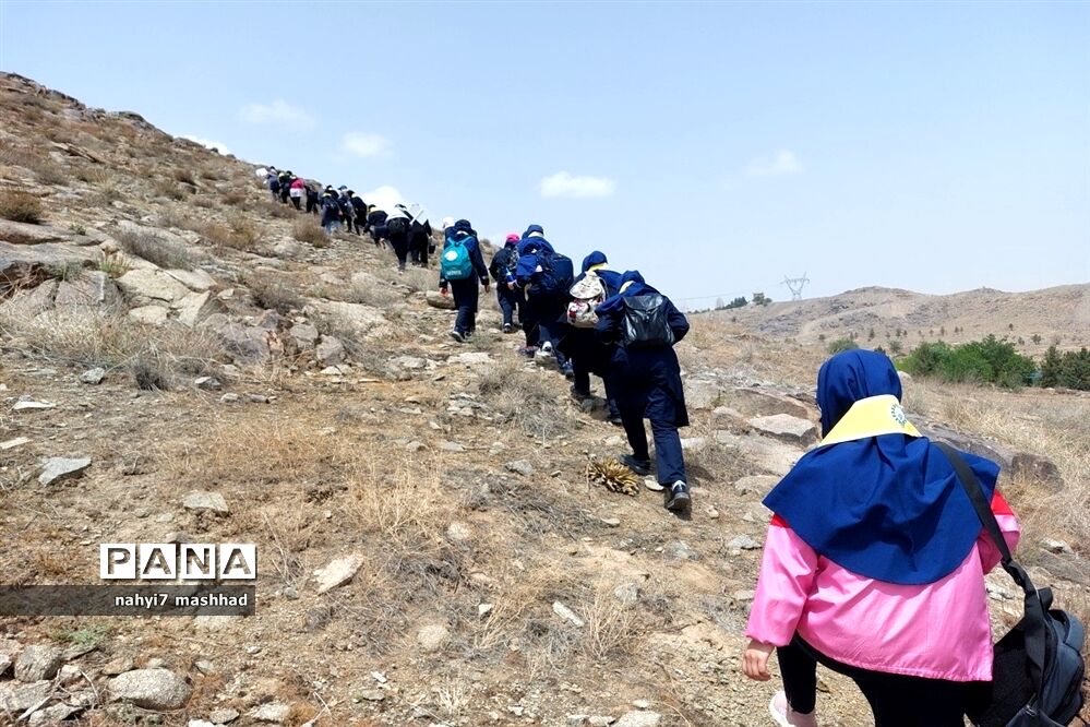 حضور‌ 700 دانش‌آموز ناحیه هفت مشهد مقدس در برنامه کوهپیمایی
