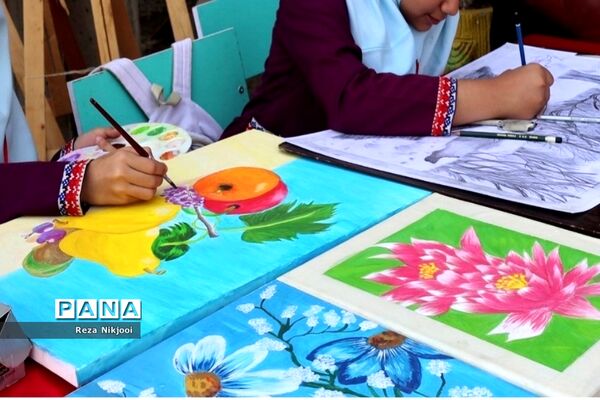 نمایشگاه آثار هنری دانش‌آموزان بهارستانی