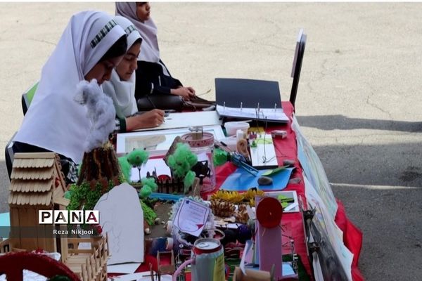 نمایشگاه آثار هنری دانش‌آموزان بهارستانی