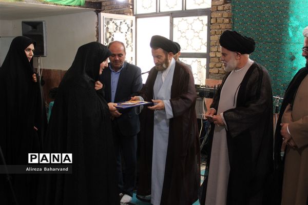 برگزاری نماز جماعت ویژه دانش‌آموزان دختر