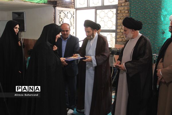 برگزاری نماز جماعت ویژه دانش‌آموزان دختر
