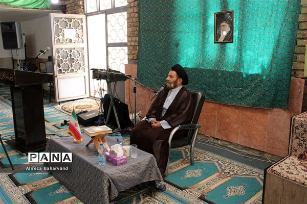 برگزاری نماز جماعت ویژه دانش‌آموزان دختر