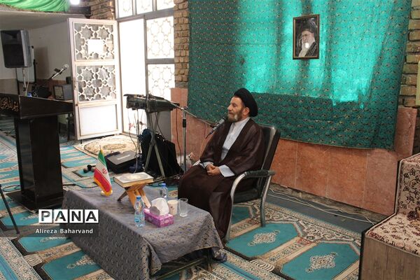 برگزاری نماز جماعت ویژه دانش‌آموزان دختر