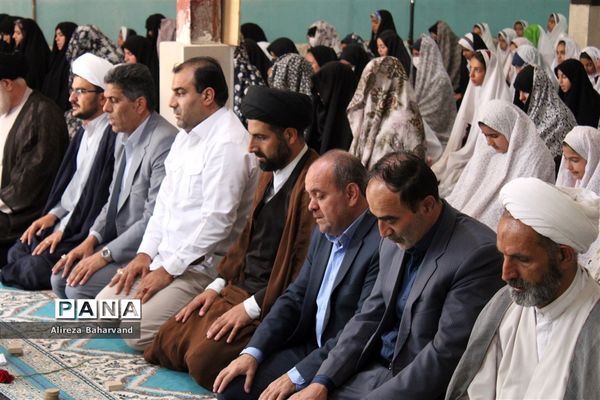 برگزاری نماز جماعت ویژه دانش‌آموزان دختر