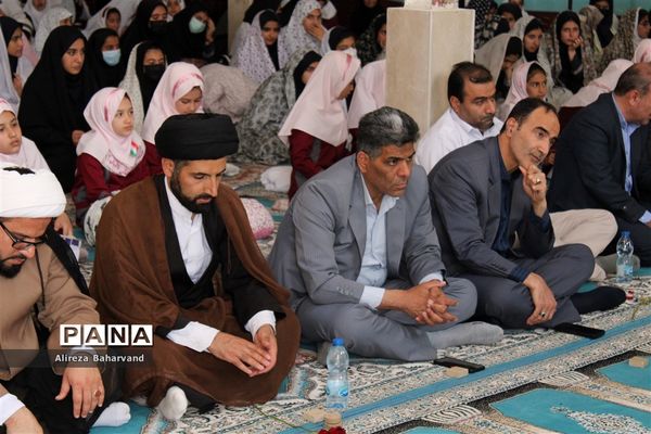 برگزاری نماز جماعت ویژه دانش‌آموزان دختر