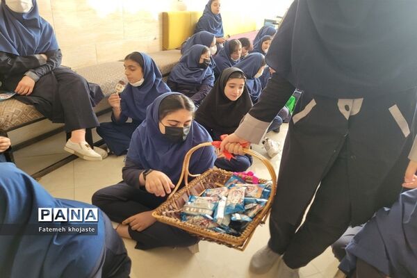 اهدای جوایز به دانش‌آموزان مدرسه ندای زهرا قرچک به‌مناسبت روز دختر
