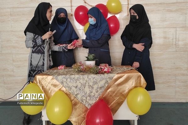 اهدای جوایز به دانش‌آموزان مدرسه ندای زهرا قرچک به‌مناسبت روز دختر