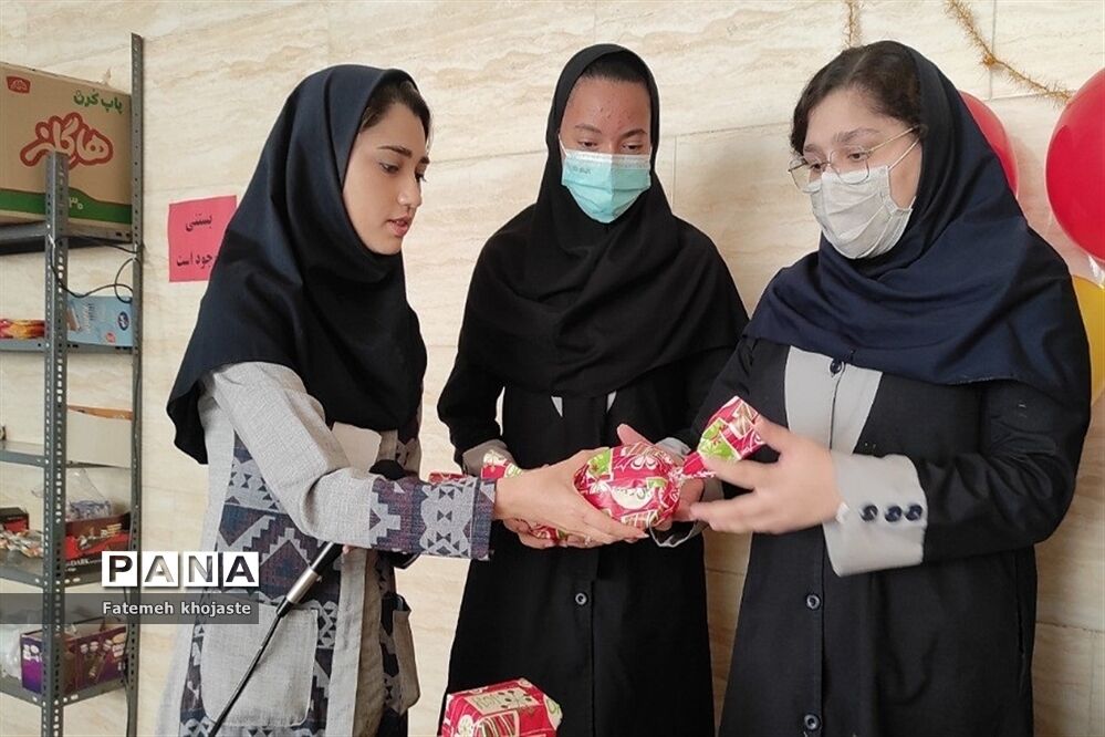 اهدای جوایز به دانش‌آموزان مدرسه ندای زهرا قرچک به‌مناسبت روز دختر