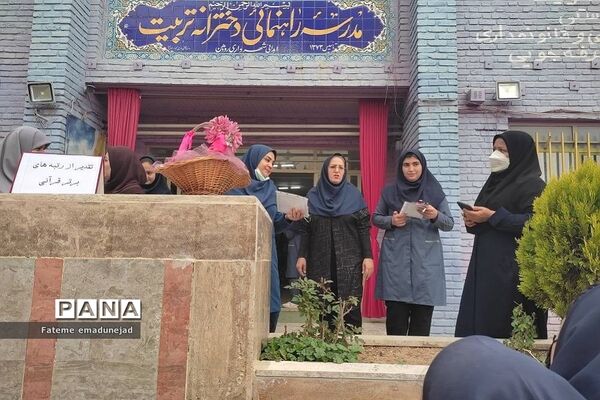 تقدیر از دانش‌آموزان برتر در مدارس رودهن در آخرین روزهای سال تحصیلی