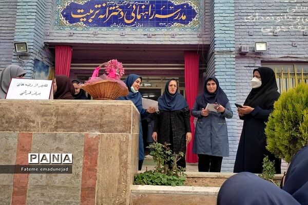 تقدیر از دانش‌آموزان برتر در مدارس رودهن در آخرین روزهای سال تحصیلی