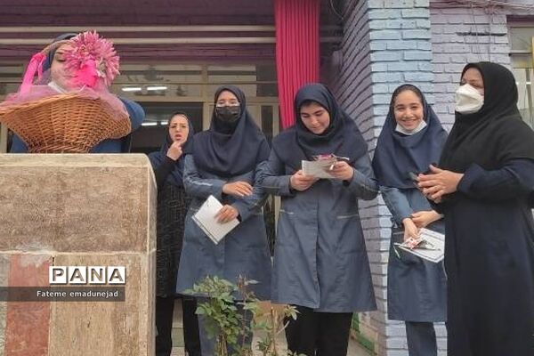 تقدیر از دانش‌آموزان برتر در مدارس رودهن در آخرین روزهای سال تحصیلی