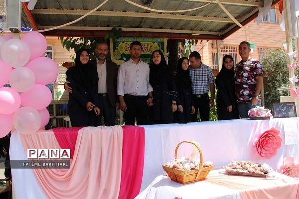 جشن روز دختر در دبیرستان حضرت زینب(س) ناحیه یک شهرری