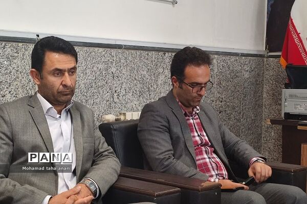 دیدار هم‌اندیشی شورای بسیج فرهنگیان و دانش‌آموزی با فرمانده حوزه مقاومت رودهن