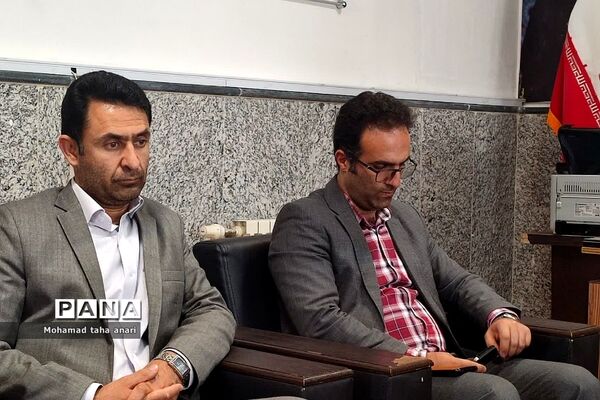 دیدار هم‌اندیشی شورای بسیج فرهنگیان و دانش‌آموزی با فرمانده حوزه مقاومت رودهن