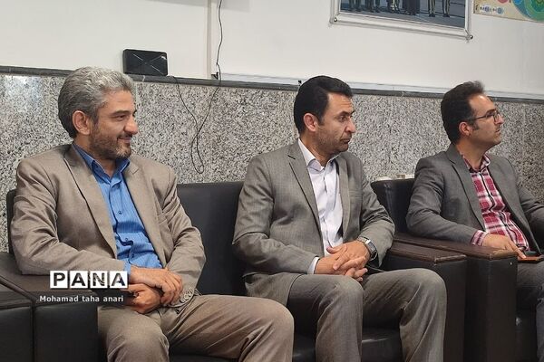 دیدار هم‌اندیشی شورای بسیج فرهنگیان و دانش‌آموزی با فرمانده حوزه مقاومت رودهن