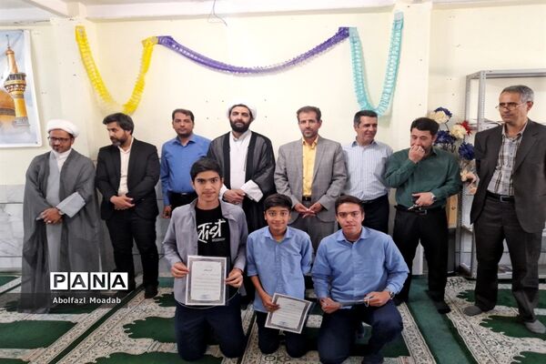 تجلیل از دانش‌آموزان برتر دبیرستان نمونه آیت الله خامنه‌ای کاشمر