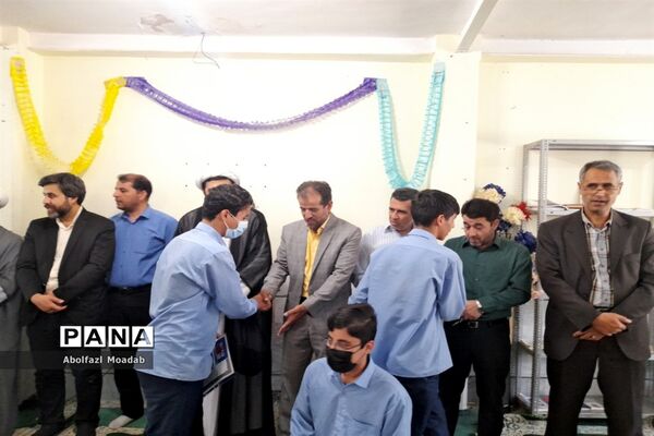تجلیل از دانش‌آموزان برتر دبیرستان نمونه آیت الله خامنه‌ای کاشمر