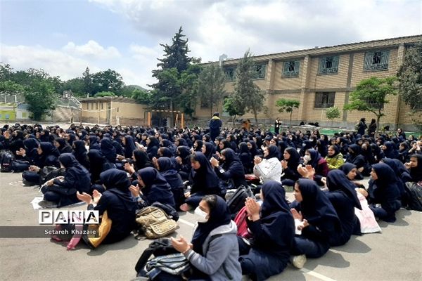 مراسم روز دختر و تقدیر از دانش‌آموزان برتر در دبیرستان یاس