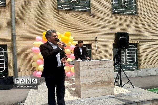 مراسم روز دختر و تقدیر از دانش‌آموزان برتر در دبیرستان یاس