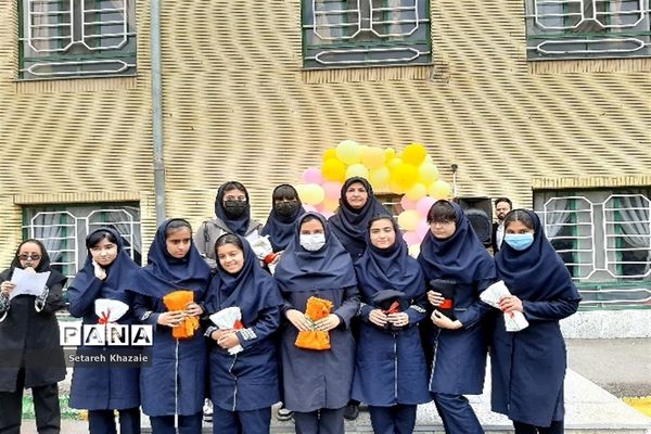 مراسم روز دختر و تقدیر از دانش‌آموزان برتر در دبیرستان یاس