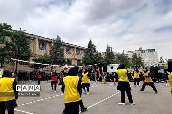 مسابقه والیبال درون مدرسه‌ای در دبیرستان یاس