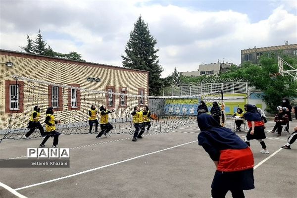 مسابقه والیبال درون مدرسه‌ای در دبیرستان یاس