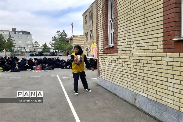 مسابقه والیبال درون مدرسه‌ای در دبیرستان یاس