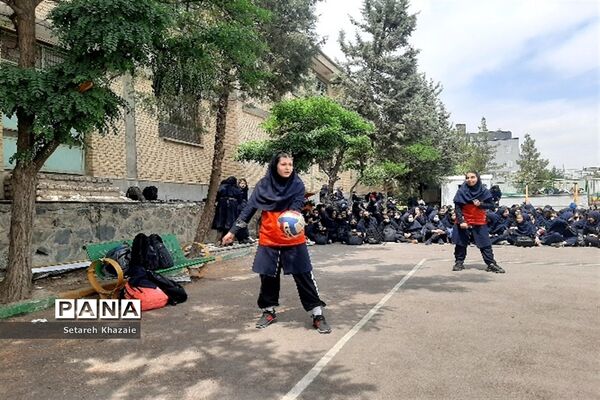 مسابقه والیبال درون مدرسه‌ای در دبیرستان یاس