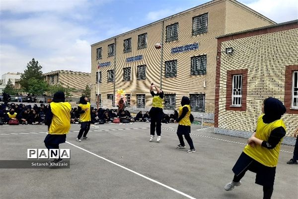 مسابقه والیبال درون مدرسه‌ای در دبیرستان یاس